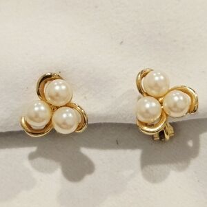 Elegant Vintage Gold Tone and Faux Pearl Cluster Earrings Clip On